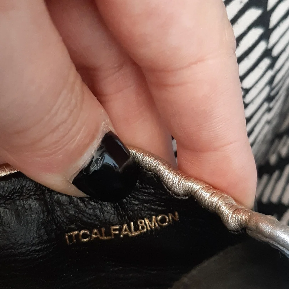Burberry gold open toed  flats - Picture 7 of 8